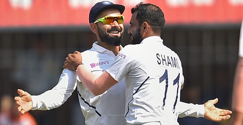 அசத்தும் ஷமி & அஸ்வின்: கூர்மையான பந்துவீச்சால் நிலைகுலைந்துள்ள வங்கதேச அணி!