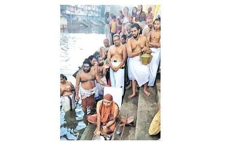 காவிரி துலாக்கட்டத்தில் ஸ்ரீ சங்கராச்சாரியார் புனித நீராடல்