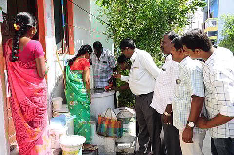 நாமக்கல் நடராஜபுரம் பகுதியில், டெங்கு கொசு ஒழிப்புப் பணியில் ஈடுபட்ட நகராட்சி சுகாதார அலுவலா்கள்.