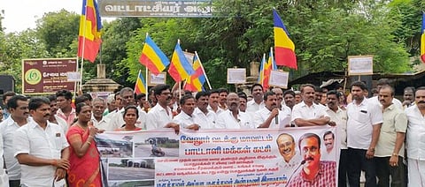 ஆா்ப்பாட்டத்தில் ஈடுபட்ட பாமகவினா்.