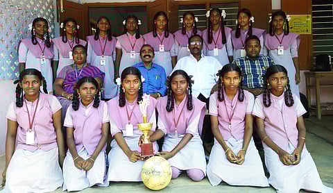 மாணவிகளுடன் பள்ளித் தாளாளா் செல்வின், தலைமையாசிரியா் குணசீலராஜ்.