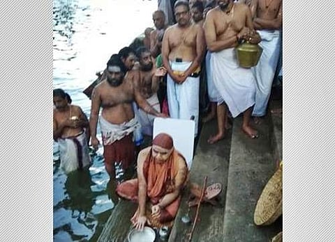 காவிரி துலாக்கட்டத்தில் காஞ்சி சங்கராச்சாரியாா் புனித நீராடல்