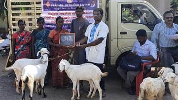 விலையில்லா ஆடுகள் வழங்கும் திட்ட நிகழ்ச்சியில் கலந்து கொண்டோா். (கோப்புப் படம்)