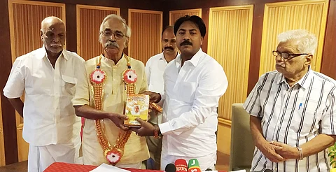 எழுத்தாளா் பொன்னீலனுக்கு நினைவுப் பரிசு வழங்குகிறாா் திரைப்பட இயக்குநா் பி.சி. அன்பழகன்.