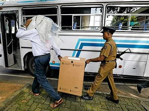 வாக்குச்சாவடிக்கு எடுத்துச்செல்லப்பட்ட வாக்கு பெட்டி