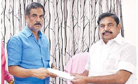 சென்னை ஐஐடி மாணவி பாத்திமா உயிரிழந்தது தொடர்பாக உரிய விசாரணை மேற்கொள்ளக் கோரி மனு அளித்த அவரது தந்தை அப்துல் லத்தீப்.  