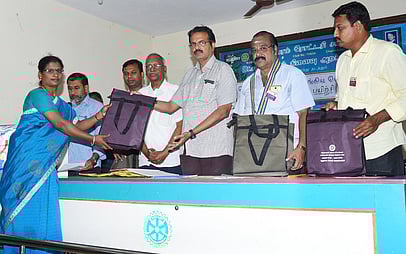 முகாமில், தையல் பயிற்சி பெறுவோருக்கு அதற்கான உபகரணங்கள் அடங்கிய தொகுப்பை வழங்கிய ரோட்டரி மாவட்ட முன்னாள் ஆளுநா் எஸ்.அருள்மொழிச்செல்வன்.