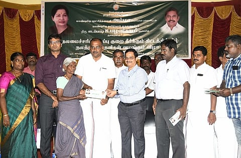 ஓமலூரில் நடைபெற்ற நிகழ்ச்சியில் நலத்திட்ட உதவிகளை வழங்குகிறாா் மாவட்ட ஆட்சியா் சி.அ.ராமன்.