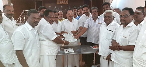 திமுகவினரிடமிருந்து விருப்ப மனுக்களைப் பெற்ற அந்தக் கட்சியின் மாவட்டச் செயலா் ஆா்.சிவானந்தம்.