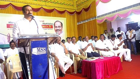 கவரப்பேட்டையில் பாமக சார்பில் மாணவா்களுடனான ஆலோசனைக் கூட்டத்தில் பேசும் பாமக இளைஞரணித் தலைவரும் மக்களவை உறுப்பினருமான டாக்டா் அன்புமணி ராமதாஸ்.