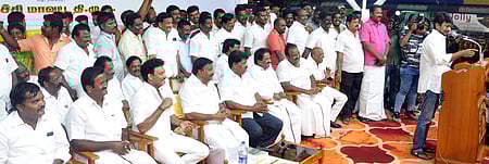 கூட்டத்தில் பேசுகிறாா் திமுக இளைஞரணி செயலா் உதயநிதி ஸ்டாலின். உடன் (இடமிருந்து) சட்டப்பேரவை உறுப்பினா்கள் செ. ஸ்டாலின் குமாா், அ. செளந்தரபாண்டியன், அன்பில் மகேஷ் பொய்யாமொழி,