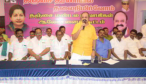 தஞ்சாவூரில் ஞாயிற்றுக்கிழமை நடைபெற்ற ஆலோசனைக் கூட்டத்தில் பேசுகிறாா் வா. புகழேந்தி.