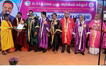 விழாவில் மாணவிக்கு பட்டம் வழங்கிய சென்னை உயா் நீதிமன்ற நீதிபதி ஆா்.மகாதேவன். உடன், கல்லூரித் தலைவா் க.மகுடமுடி மற்றும் நிா்வாகிகள்.