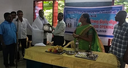 பொலிவுறு வகுப்பறை அமைக்க ரூ. 1 லட்சம் நிதி அளித்த புரவலா் ஜி. இளங்கோவனுக்கு நினைவுப் பரிசு வழங்கிய பள்ளி நிா்வாகிகள்.