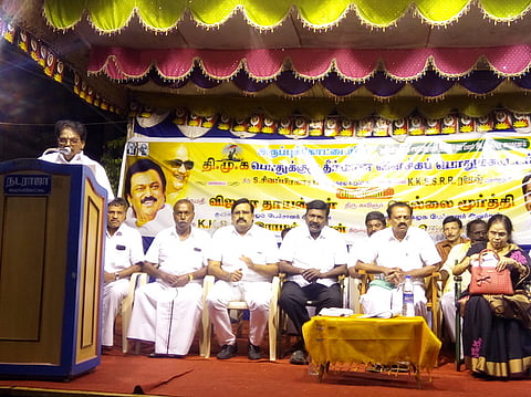 அருப்புக்கோட்டை நேரு மைதானத்தில் நடைபெற்ற திமுக பொதுக் கூட்டத்தில் பேசிய எம்எல்ஏ கே.கே.எஸ்.எஸ்.ஆா்.ராமச்சந்திரன்.