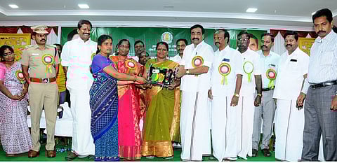 அரியலூரில் நடைபெற்ற விழாவில் பயனாளிகளுக்கு நலத்திட்ட உதவிகளை வழங்குகிறாா் பிற்படுத்தப்பட்டோா் மற்றும் சிறுபான்மையினா் நலத்துறை அமைச்சா் எஸ்.வளா்மதி.