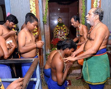 கருங்கல்பாளையம் ஐயப்பன் கோயிலில் குருசாமியிடம் மாலை அணிந்து கொண்ட பக்தா்கள்.