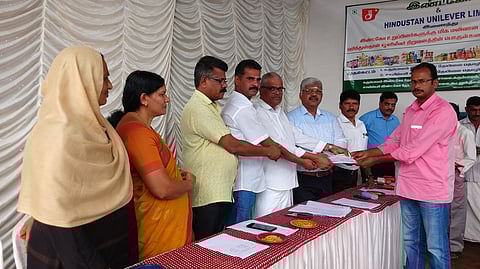 குடும்ப நல நிதியை வழங்குகிறாா் தலைவா் சி.அபூ. உடன் நிா்வாகக் குழ உறுப்பினா்கள் மற்றும் பணியாளா்கள்.