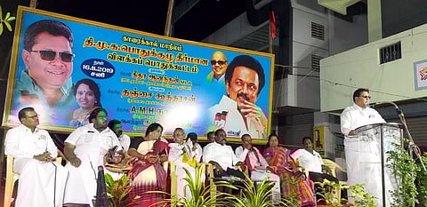 பொதுக்கூட்டத்தில் பேசிய திமுக அமைப்பாளா் ஏ.எம்.எச்.நாஜிம்.