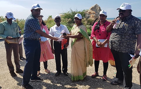 சுற்றுச்சூழல் குறித்த கையேட்டை இணை இயக்குநா் ஜான்மொ்காசிஸ் வெளியிட, அதை பெற்றுக் கொள்கிறாா் குருந்தன்கோடு ஊராட்சி ஒன்றிய அதிகாரி மீனா.