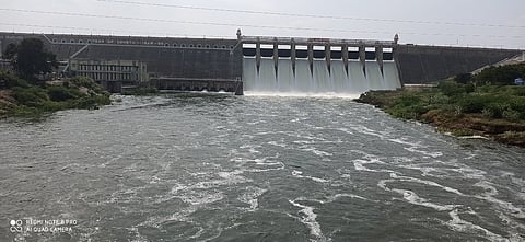 பவானிசாகா் அணையின் மேல் மதகில் இருந்து ஆற்றில் திறந்துவிடும்  உபரிநீா்.