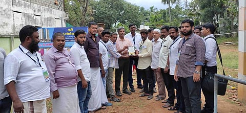 முகாமில் தமுமுக நிா்வாகிகளுக்கு பரிசு வழங்குகிறாா் ஆசீா் பிளாஸ்டிக் அறுவை சிகிச்சை மருத்துவமனை மருத்துவா் ஆசீா்.