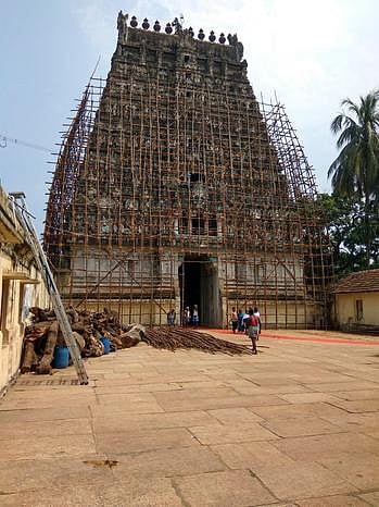 கோயிலின் கிழக்கு கோபுரத்தில் திருப்பணிகள் மேற்கொள்ள நடைபெறும் சாரம் அமைக்கும் பணி.