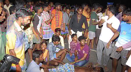 விழுப்புரம் அருகே நன்னாடு பகுதியில் மதுக் கடையை மூடக் கோரி, சாலை மறியலில் ஈடுபட்ட பொதுமக்கள்.