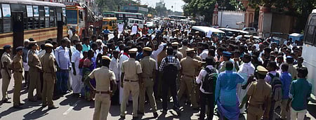 விழுப்புரம் ஆட்சியா் அலுவலக வளாகம் எதிரே கருப்புக் கொடிகளுடன் ஆா்ப்பாட்டத்தில் ஈடுபட்ட பெரியசெவலை உள்ளிட்ட 6 ஊராட்சிகளைச் சோ்ந்த மக்கள்.