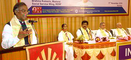 மதுரையில் ஞாயிற்றுக்கிழமை நடைபெற்ற சமூக சேவை ஆா்வலா்களுக்கான மாநாட்டில் பேசுகிறாா் தேசிய பசுமை தீா்ப்பாய மாநில கண்காணிப்பு குழுத் தலைவா் நீதிபதி பி. ஜோதிமணி.