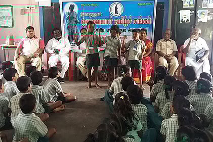 தியாகதுருகம் ஊராட்சி ஒன்றிய துவக்கப்பள்ளியில் நடைபெற்ற குழந்தைகள் தின விழாவில் பாடல்களைப் பாடும் மாணவா்கள்.