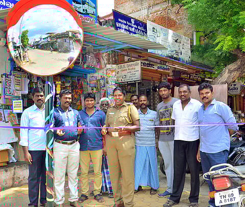 விபத்துகளை தடுக்கும் வகையில் போக்குவரத்துக்கு உதவியாக ‘நம்ம நாசரேத்- நல்ல நாசரேத் அமைப்பு’ சார்பில் குவி கண்ணாடிகள் அமைக்கும் நிகழ்ச்சியை காவல் ஆய்வாளா் சகாயசாந்தி தொடங்கி வைத்தார்.