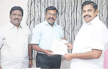 முதல்வர் எடப்பாடி கே.பழனிசாமியை ஞாயிற்றுக்கிழமை சந்தித்து பல்வேறு கோரிக்கைகள் குறித்து மனு அளித்த விடுதலைச் சிறுத்தைகள் கட்சியின் தலைவர் தொல்.திருமாவளவன். உடன் அக்கட்சியின் பொதுச்செயலர் துரை.ரவிக்குமா