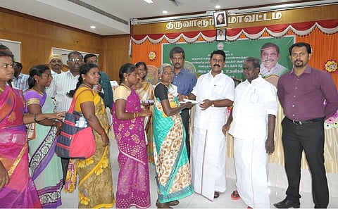 திருவாரூரில் பயனாளிகளுக்கு நலத்திட்ட உதவிகளை வழங்கிய அமைச்சா் ஆா். காமராஜ்.