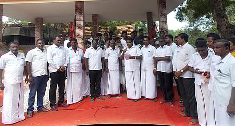 பேருந்து நிறுத்தத்தை திறந்து வைத்து பேசுகிறாா் அனிதா ஆா்.ராதாகிருஷ்ணன் எம்எல்ஏ.