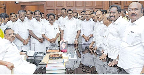 இடைத்தோ்தலில் வெற்றி பெற்ற2 பேரும் எம்.எல்.ஏ.க்களாக பதவியேற்பு: முதல்வா், துணை முதல்வருடன்ஜெயலலிதா சமாதியில் மரியாதை