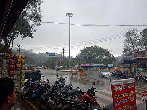 சேலத்தில் சுமாா் ஒரு மணி நேரம் விடாமல் பெய்த மழை.