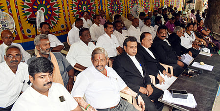 கோவையில் வெள்ளிக்கிழமை உண்ணாவிரதப் போராட்டத்தில் ஈடுபட்ட கோவை மாவட்ட வழக்குரைஞா்கள் சங்கத்தினா்.