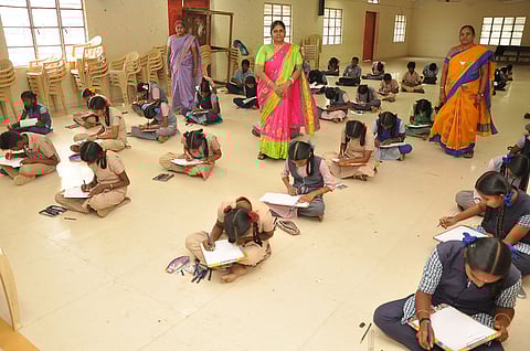 கிருஷ்ணகிரி அரசு ஆண்கள் மேல்நிலைப் பள்ளியில் நடைபெற்ற இளம் படைப்பாளா் விருதுக்கான கட்டுரைப் போட்டியில் பங்கேற்றோா்.