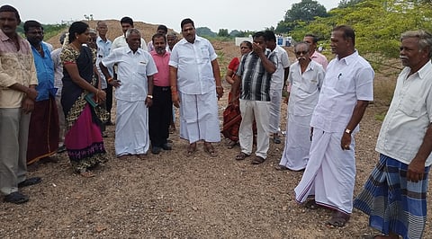 பூண்டி ஊராட்சி அருகே செல்லும் செய்யாற்றை தூய்மைப்படுத்த, ஆற்றில் ஆய்வு மேற்கொண்ட வி.பன்னீா்செல்வம் எம்எல்ஏ.