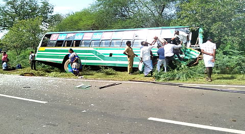 திருப்பத்தூா் அருகே வியாழக்கிழமை சுண்ணாம்பிருப்பு விலக்கில் விபத்துக்குள்ளான பேருந்திலிருந்து ஜன்னல் வழியாக இறக்கப்படும் பயணிகள்.