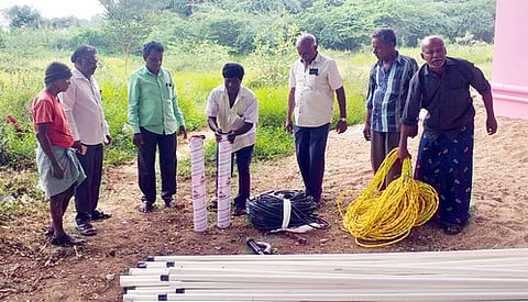 ஆழ்துளைக் கிணறு பராமிப்புப் பணியில் ஈடுபட்ட தொழிலாளா்கள்.