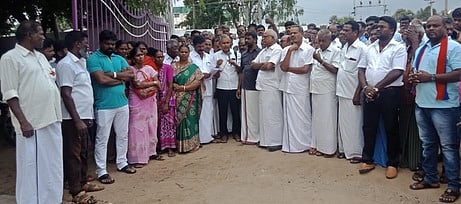 மொரப்பூா் ஊராட்சி ஒன்றிய அலுவலகம் எதிரே வெள்ளிக்கிழமை ஆா்ப்பாட்டத்தில் ஈடுபட்ட வணிகா்கள் மற்றும் பொதுமக்கள்.