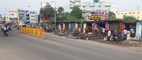 முத்துகடை பேருந்து நிலையம் எதிரே சாலையோர ஆக்கிரமிப்பு கடைகளை அகற்றும் பணியில் ஈடுபட்ட அதிகாரிகள்