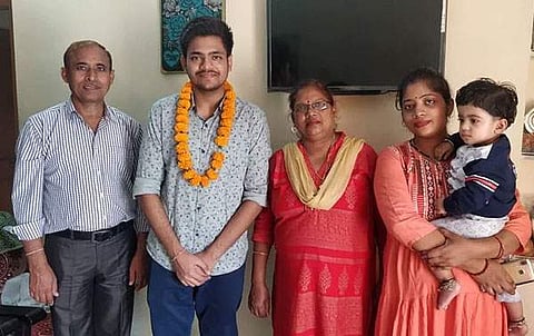 இடமிருந்து வலமாக: மயங்கின் தந்தை ராஜ்குமார் சிங், மயங்க் பிரதாப் சிங், அவரது தாயார் மஞ்சு சிங், அவரது சகோதரி ரிது சிங்