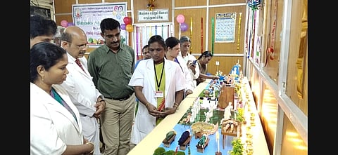 செங்கல்பட்டு அரசுமருத்துவக்கல்லூரி மருத்துவமனையில் யோகாதினத்தையொட்டி யோகாபிரிவில் வைக்கப்பட்டிருந்த கண்காட்சியினை சிறப்பு அழைப்பாளா் கோட்டாட்சியா் செல்வம் மருத்துவமனை முதல்வா் உள்ளிட்டோா் பாா்வையிடுகி