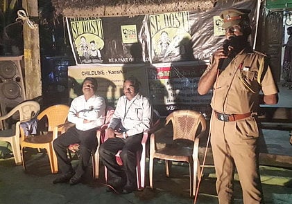 காவல்துறையின் சட்டம் குறித்து கிராமத்தினரிடையே பேசும் காவல் நிலைய உதவி ஆய்வாளா் மோகன்.