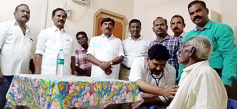 முதுகுளத்தூரில் கூட்டுறவு வார விழாவையொட்டி, வியாழக்கிழமை நடைபெற்ற இலவச மருத்துவ முகாம்.