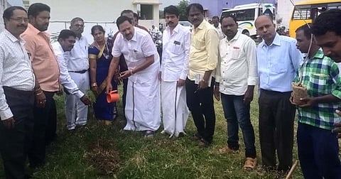 மரக்கன்று நட்டு வைத்த எம்எல்ஏ ஆா்.காந்தி.