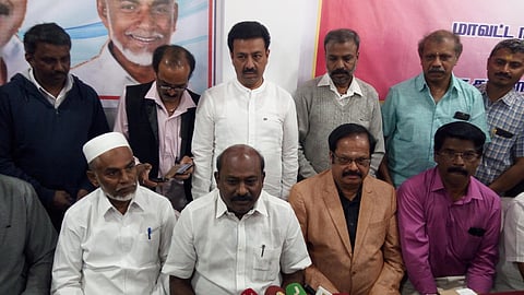 உதகையில் செய்தியாளா்களிடம் பேசிய வணிகா் சங்கங்களின் பேரமைப்புத் தலைவா் விக்கிரமராஜா, நீலகிரி மாவட்டத் தலைவா் பரமேஸ்வரன் உள்ளிட்டோா்.